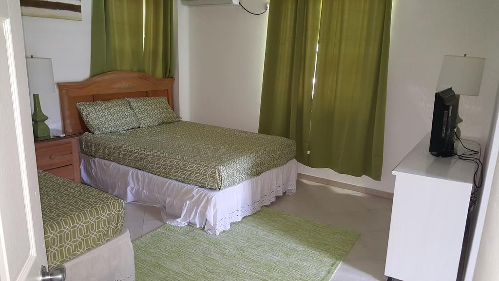 Worthing Beach Apartments Бриджтаун Екстер'єр фото